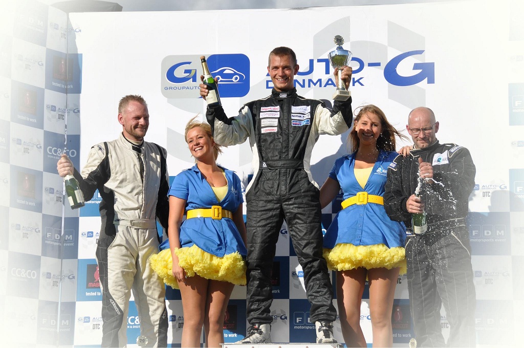 Mikkel C. Johansen på podiet, flankeret af Nikolaj Sørensen og Ole Madsen, samt Au2Wash-pigerne.
(Foto: Racing-Promotion)